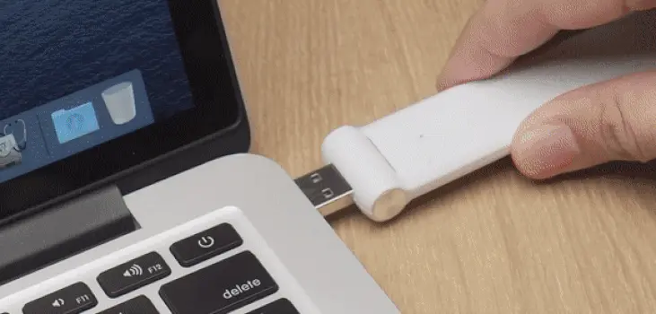 gif of RangeXTD USB being plugged in the laptop and an elextrical socket